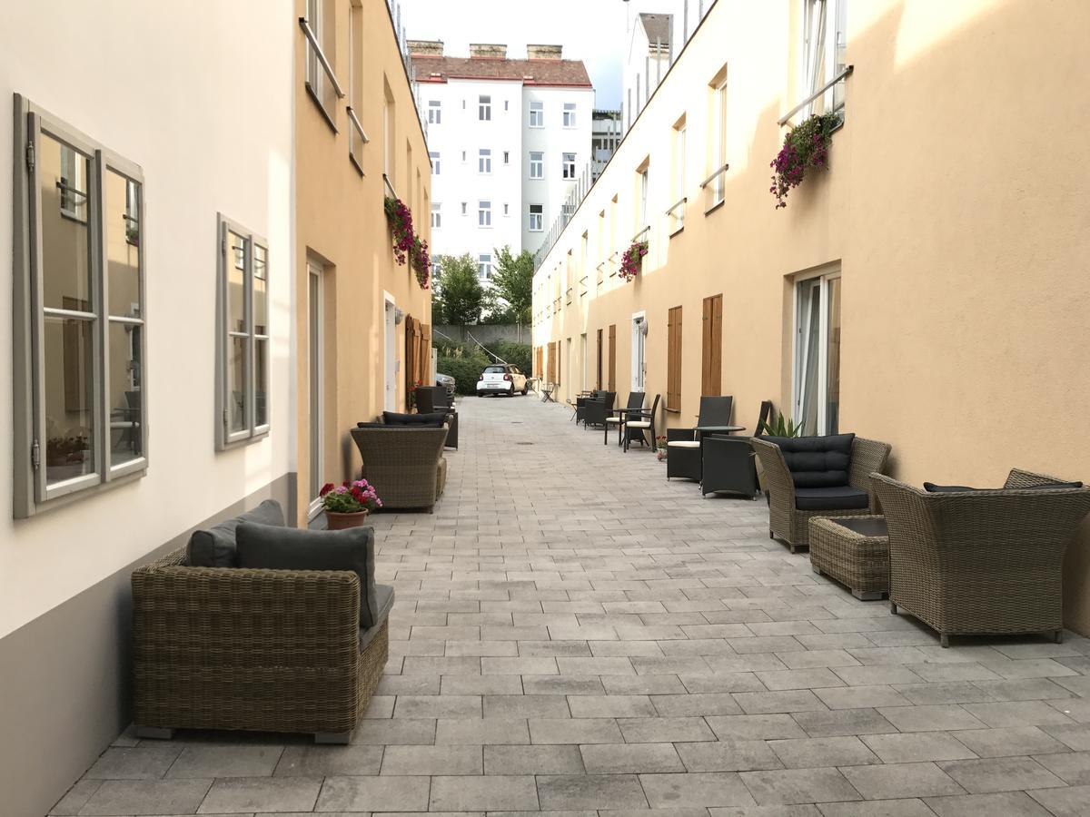 Boutique Hostel Zum Goldenen Kegel Vienna Exterior photo