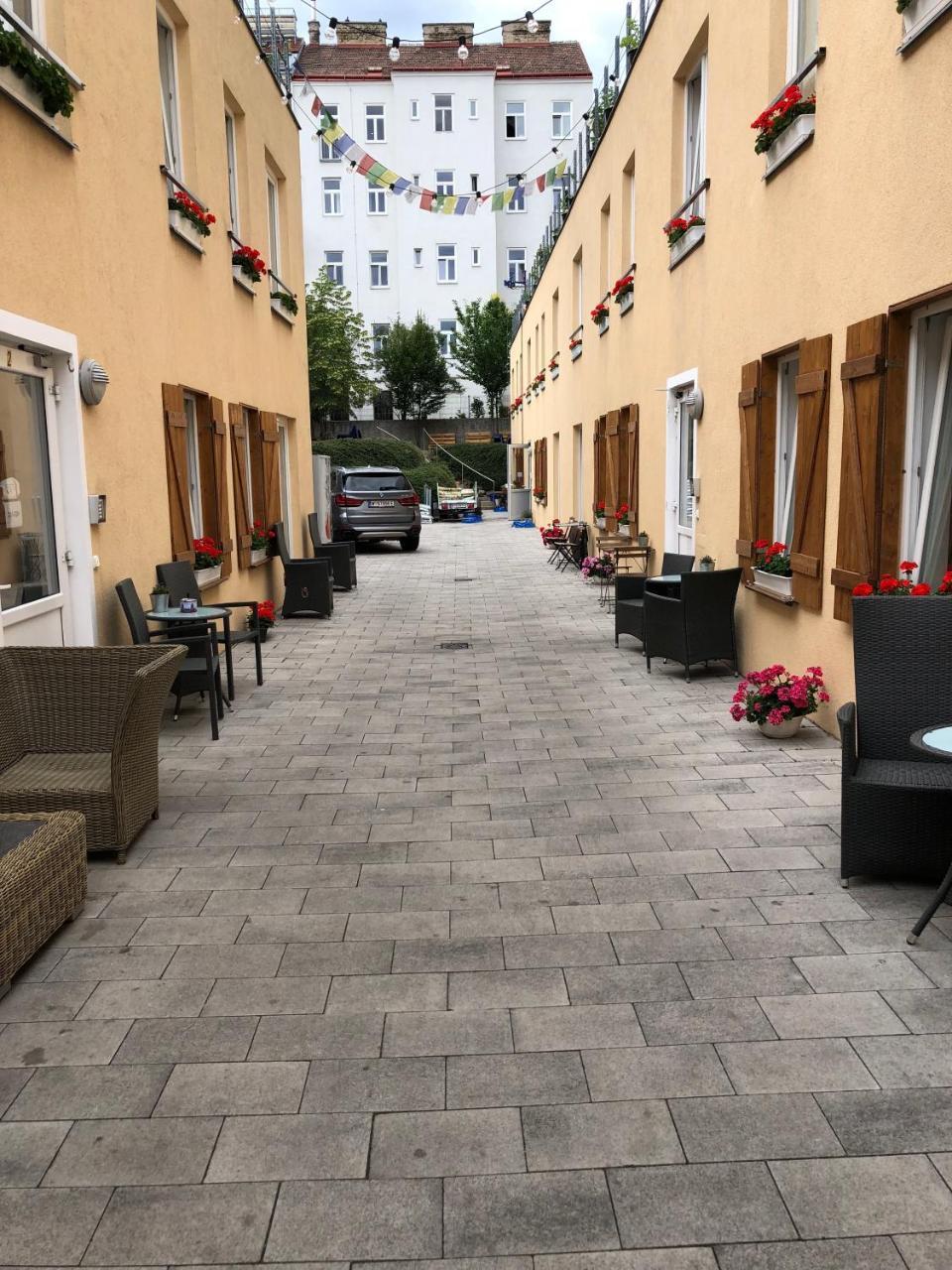 Boutique Hostel Zum Goldenen Kegel Vienna Exterior photo